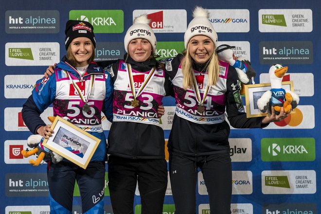 Mladinski svetovni prvakinji Tini Erzar (na sredini) in bronasti Taji Bodlaj (desno) je družbo na zmagovalnem odru delala srebrna Avstrijka Julia Mühlbacher. FOTO: Borut Živulović/BOBO