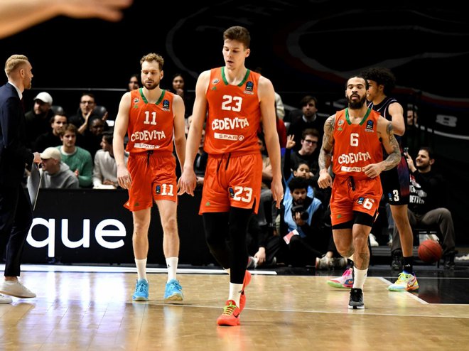 Stožiški košarkarji so se že med uvodno četrtino komaj gibali po igrišču s spuščenimi glavami. FOTO: Cedevita Olimpija