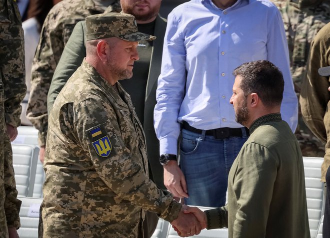 Odstavljeni vrhovni poveljnik ukrajinske vojske Valerij Zalužni in ukrajinski predsednik Volodimir Zelenski med lansko proslavo dneva neodvisnosti Ukrajine. FOTO: REUTERS/Gleb Garanich