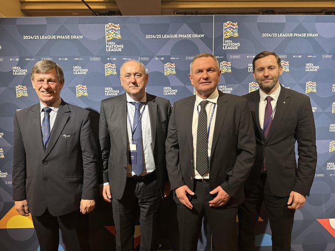 Delegacijo NZS v Parizu je vodil predsednik Radenko Mijatović (drugi z leve), ob njem še podpredsednik Danilo Kacijan, selektor Matjaž Kek in generalni sekretar Martin Koželj. FOTO: J. S.