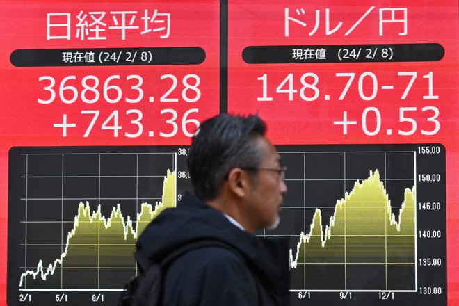Japonske delnice so se v zadjih dveh letih podražile za 25 odstotkov, merjeno v jenih. FOTO: Handout/AFP