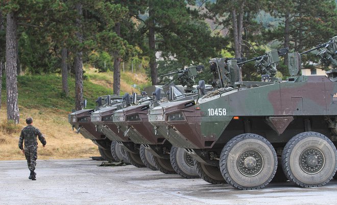 Konsenz evropskih politikov o tem, da je treba okrepiti nacionalne vojske, se kaže tudi v ravnanju slovenskih odločevalcev, a še tako dobro dobro premišljene strategije trčijo ob vprašanje, kdo bo sedel v vse te oklepnike in tvegal življenje za državol? FOTO: Jože Suhadolnik