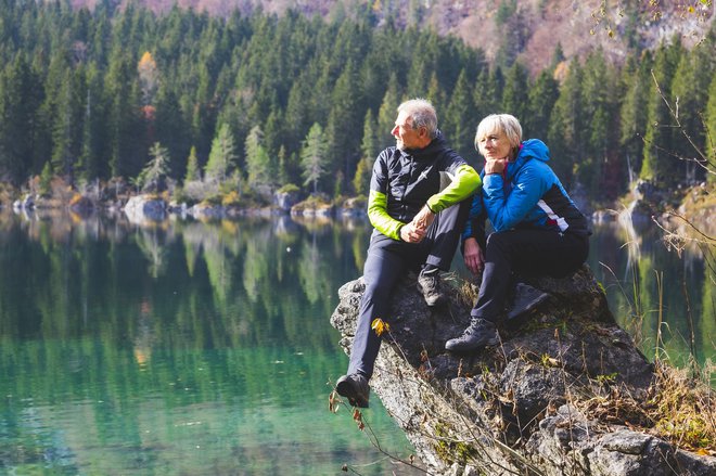 "Nedotaknjena samota, daleč od vsega, in vendar blizu – kaj nismo srečni? Samo pomislite, v kaj so spremenili Dolomite, v zabaviščni park. Izletniki in upravitelji bi se morali bolj zavedati pomena integritete gorskega okolja. Ne prodajati cenenih ponaredkov mesta, temveč to, kar gore so: nedosegljivi spektakel." Nives Meroi

FOTO: Alex Demilia