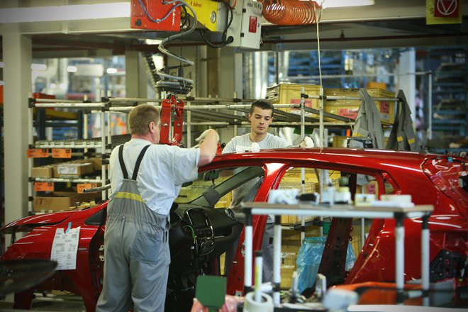 Industrija je lani zmanjšala proizvodnjo in povečala vrednost zalog. FOTO: Jure Eržen/Delo