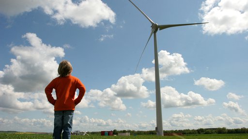 Posodobljeni nacionalni energetski in podnebni načrt bo vključeval tudi cilj potrojitve zmogljivosti obnovljivih virov energije do leta 2030. FOTO: Nicolas Petit Biosphoto/AFP