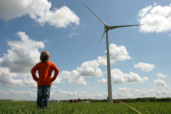Posodobljeni nacionalni energetski in podnebni načrt bo vključeval tudi cilj potrojitve zmogljivosti obnovljivih virov energije do leta 2030. FOTO: Nicolas Petit Biosphoto/AFP