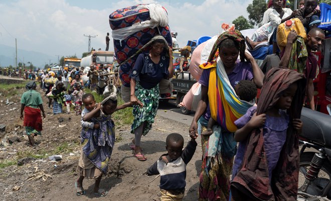 Kongovci z vsem svojim premoženjem bežijo iz svojih vasi v okolici Sake proti Gomi po spopadih med uporniki M23 in oboroženimi silami DR Kongo (FARDC) v provinci Severni KivU. Foto: Arlette Bashizi/Reuters
