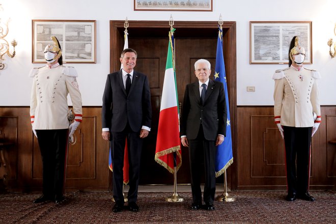 Predsednik Italije Sergio Mattarella in nekdnaji slovenski predsednik Borut Pahor sta bila 13. julija 2020 skupaj pri bazoviških fojbah in pri spomeniku štirim obsojenim in usmrčenim bazoviškim junakom. FOTO: Jože Suhadolnik