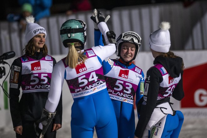 Mlade slovenske smučarske skakalke so bile razred zase. FOTO: Borut Živulović/BOBO