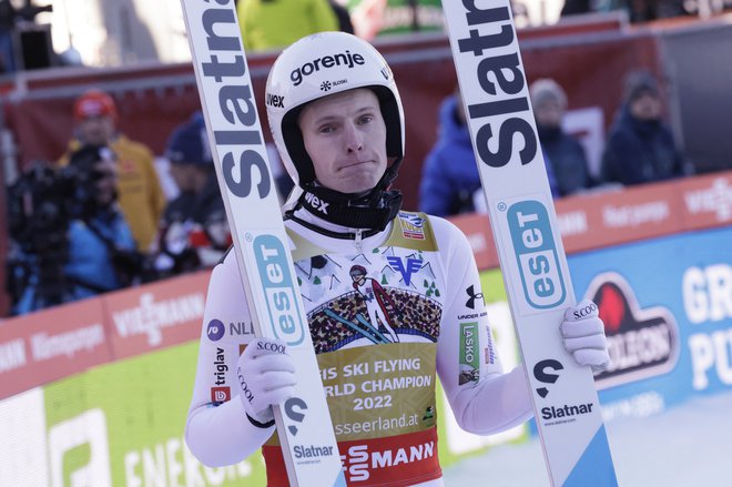 Z najdaljšim skokom v kvalifikacijah je Lovro Kos vrgel rokavico tudi vodilnemu v svetovnem pokalu v smučarskih skokih Stefanu Kraftu, nato je tudi zmagal. FOTO: Leonhard Föger/Reuters