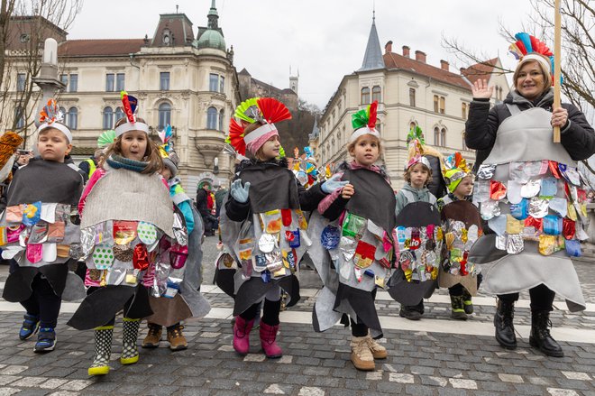 Pustna povorka je v Ljubljani potekala po starem mestnem jedru, od Novega trga čez Čevljarski most mimo Mestne hiše čez Tromostovje in Prešernov trg ter po Wolfovi ulici do Kongresnega trga. FOTO: Voranc Vogel/Delo