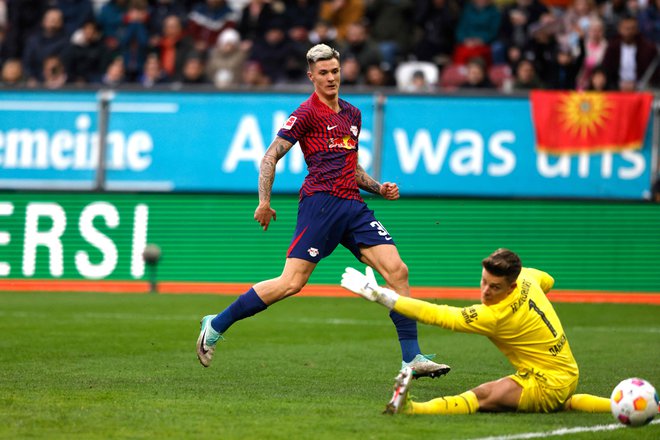 Benjamin Šeško je proti Augsburgu zabil gol. FOTO: Michaela Stache/AFP