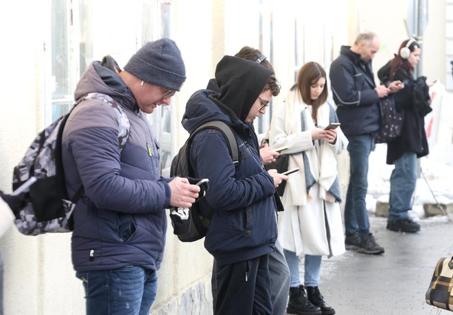 Starejši so digitalno slabše izobraženi kot mlajši in zato dovzetnejši za spletne prevare. FOTO: Dejan Javornik/Slovenske novice