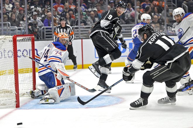 Feb 10, 2024; Los Angeles, California, USA; Edmonton Oilers goaltender Stuart Skinner (74) blocks a shot as Los Angeles Kings right wing Adrian Kempe (9) jumps out of the way as center Anze Kopitar (11) chases down the puck in the second period against the Edmonton Oilers at Crypto.com Arena. Mandatory Credit: Jayne Kamin-Oncea-USA TODAY Sports Foto Jayne Kamin-oncea Usa Today Sports Via Reuters Con