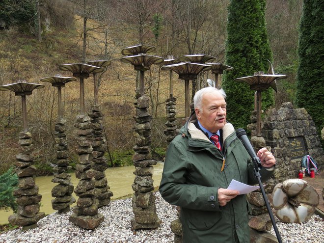 Ljudje smo potrpežljivi, a se z nami ni predolgo za igrati, je z doline Gračnice sporočil slavnostni govornik Miha Butara. FOTO: Bojan Rajšek/Delo