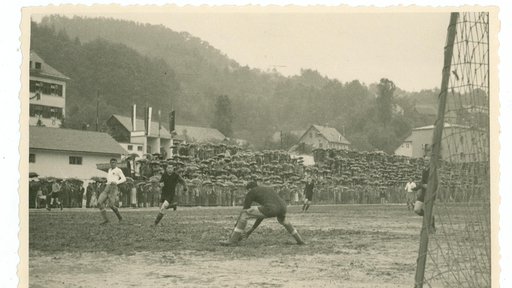 Prvega junija 1954 je reprezentanca Zasavja v Trbovljah odigrala prijateljsko tekmo s splitskim Hajdukom. FOTO: Arhiv Zasavskega muzeja Trbovlje