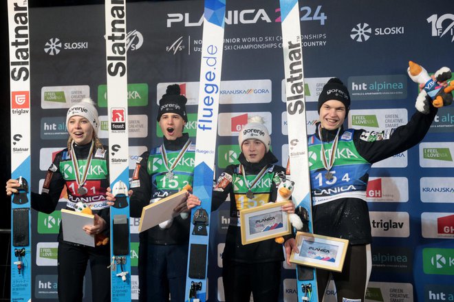 Taja Bodlaj, Jaka Drinovec, Tina Erzar in Rok Masle na zmagovalnem odru. FOTO: Borut Živulovič/SloSki