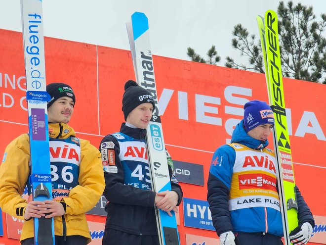 Philipp Raimund, Lovro Kos in Stefan Kraft na zmagovalnem odru v Lake Placidu.FOTO: SloSki