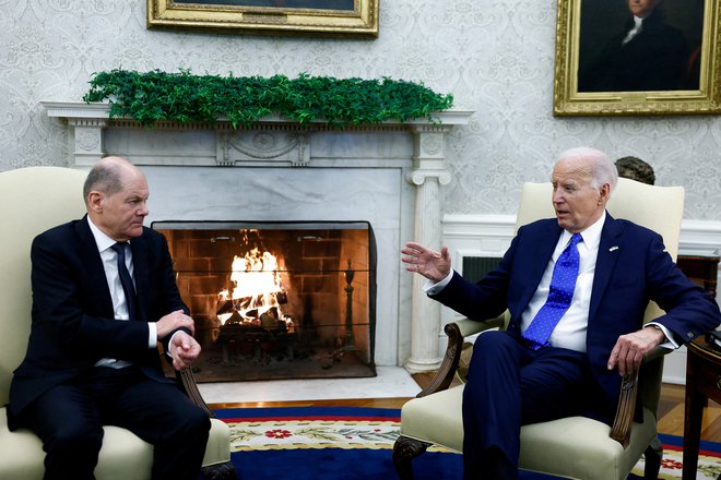 Ameriški predsednik Joe Biden in nemški kancler Olaf Scholz sta se strinjala, da je nadaljnja pomoč Ukrajini nujna. A nič ne kaže, da bi bili po kanclerjevem obisku o tem prepričani tudi republikanci. FOTO: Evelyn Hockstein/REUTERS