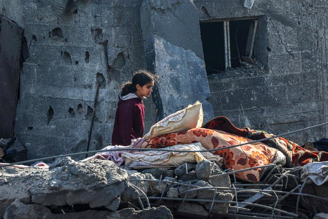 Izraelska vojska, ki je Rafo označila za »varno območje«, mesto na jugu Gaze sicer napada že več tednov – ljudje, ki nimajo nikakršne alternative, so lačni, bolni, izčrpani; kolektivno travmatizirani. FOTO: Said Khatib/AFP