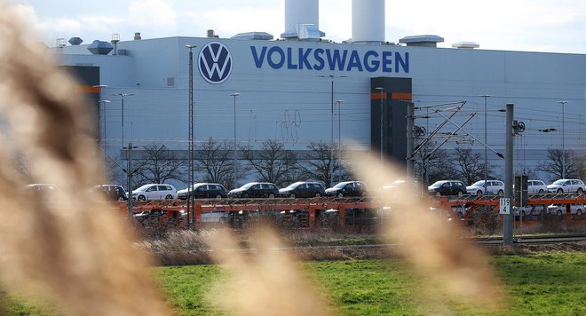 Nekatere panoge se morajo s pametno substitucijo energetskih virov ali z uvozom energetsko intenzivnih polizdelkov pripraviti na spremembe. Na fotografiji proizvodnja Volkswagna v mestu Zwickau. FOTO: Ronny Hartmann/AFP