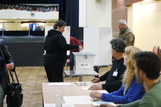 Zamenjave za tajnika dveh volilnih komisij volilnih enot in 14 okrajnih volilnih komisij z območja Ljubljane še ni. FOTO: Leon Vidic/Delo