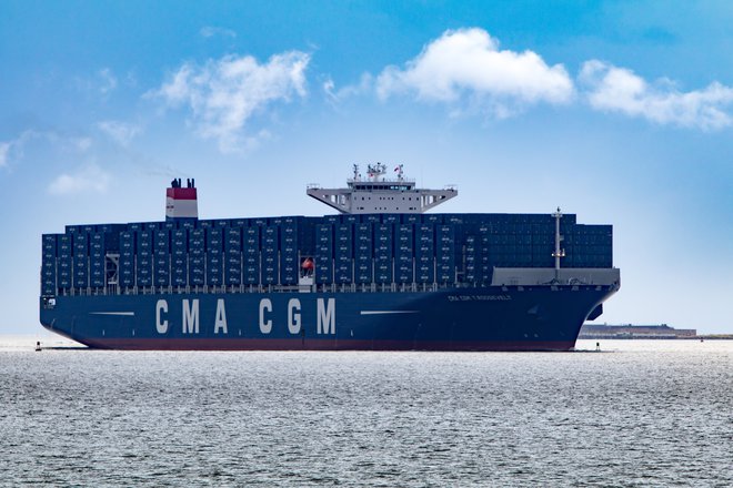 Ladja T. Roosevelt lahko naloži več kot 14.402 kontejnerski enoti in je največja ladja družbe CMA CGM, kar jih je doslej prispelo v Slovenijo. FOTO: Englishanne/Wikipedia