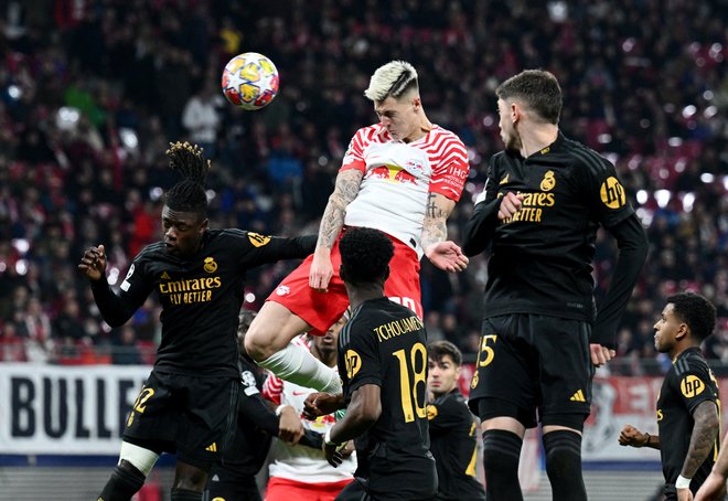 Benjamin Šeško (v skoku) je bil izjemno dejaven med tekmo z madridskim Realom. FOTO: Annegret Hilse/Reuters