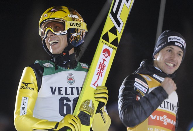 Noriaki Kasai in Simon Ammann sta edina smučarska skakalca v prestižnem klubu 500. FOTO: Heikki Saukkomaa/Reuters