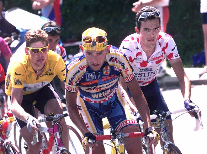 Marco Pantani (v ospredju) je na Touru leta 1998 strl branilca rumene majice Jana Ullricha. FOTO: Reuters