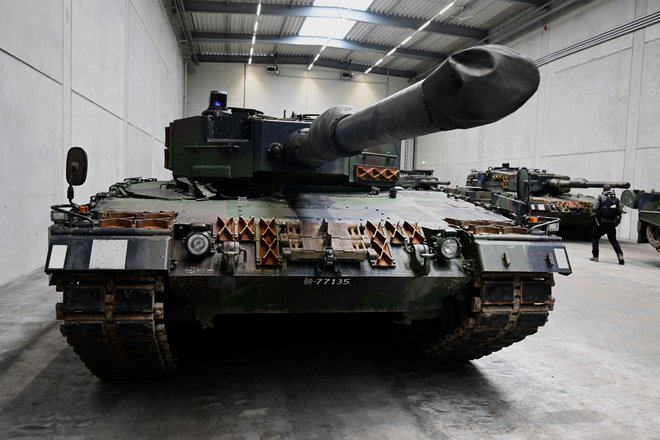 Proizvodna linija tankov Leopard 2. FOTO: Fabian Bimmer/AFP