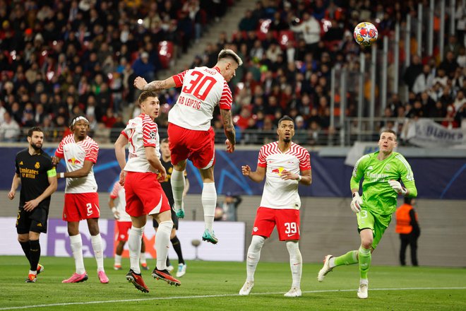 Smola! Benjamin Šeško je že v 2.minuti z glavo matiral Realovega vratara Andrija Lunina, a je glavni sodnik Irfan Peljto razvljavil gol po posredovanju VAR. FOTO: Odd Andersen/AFP