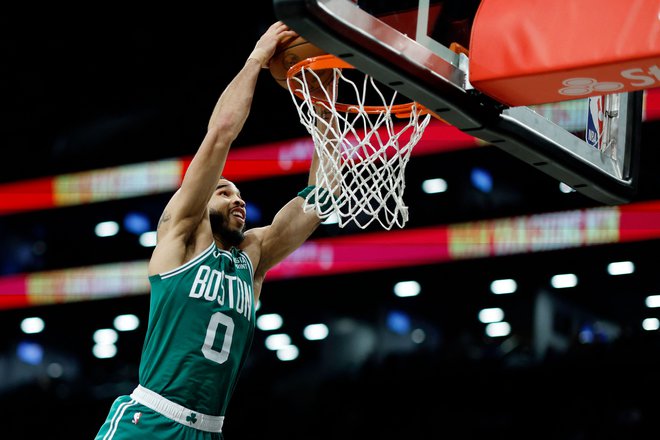 Najboljši košarkar vodilnega moštva v ligi NBA Bostona Jayson Tatum je proti Brooklynu dosegel dvojni dvijček. FOTO: Sarah Stier Getty Images Via AFP