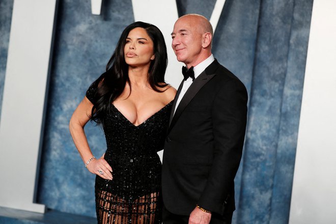 Jeff Bezos se je ob Lauren Sanchez transformiral v nabildanega mišičnjaka. FOTO: Danny Moloshok/Reuters