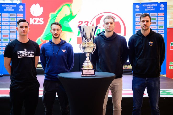 Jan Špan (Krka), Luka Božak (Rogaška), Jaka Blažič (Cedevita Olimpija) in Blaž Mahkovic (Kansai Helios, z leve) s pokalom za zmagovalca. FOTO: KZS