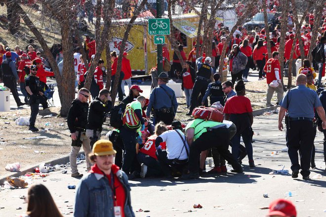 Policisti so prijeli in priprli dve oboroženi osebi. FOTO: Jamie Squire/AFP