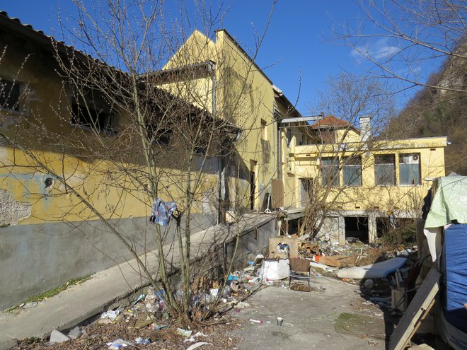 Za objekt je občinski svet sprejel odločitev o ustanovitvi stavbne pravice v korist lekarnarjev. FOTO: Bojan Rajšek/Delo