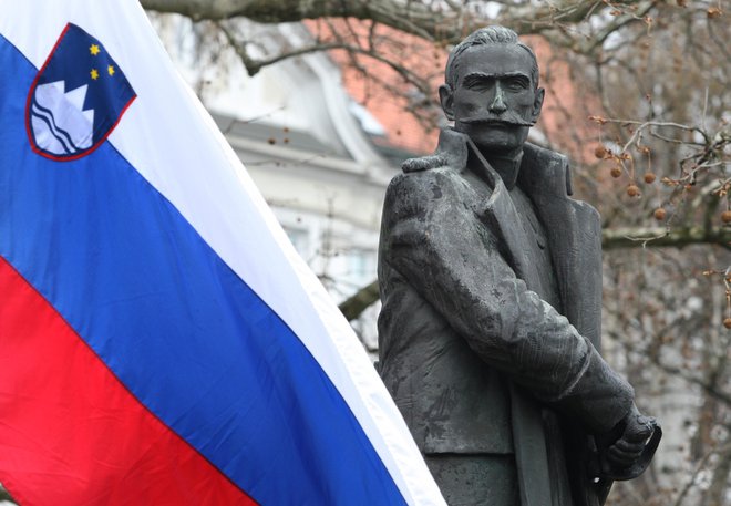 Maister, kakršnega si je zamislila kiparka Vlasta Tihec Zorko, stoji na mariborskem trgu, ki je po njem tudi poimenovan. FOTO: Tadej Regent/Delo