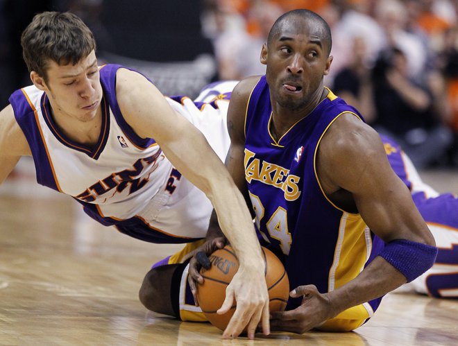 Goran Dragić in pokojni Kobe Bryant v boju za žogo. Foto Lucy Nicholson/Reuters