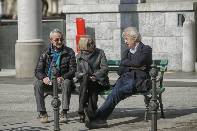 Upokojenci bodo zadnji dan v mesecu dobili za 0,6 odstotka višjo pokojnino, kot so jo januarja, in še poračun za ta delež za prejšnji mesec. FOTO: Blaž Samec