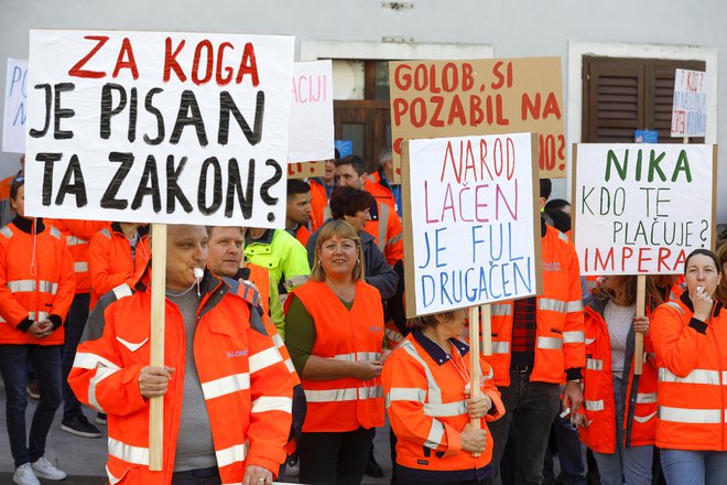 Zbrani na protestu so bili kritični do občinskega vodstva, ki je v zadnjem času v precej napetih odnosih s cementarno. FOTO: Jože Suhadolnik