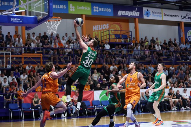 Zoran Dragić je preigral obrambo Heliosa. FOTO: Cedevita Olimpija