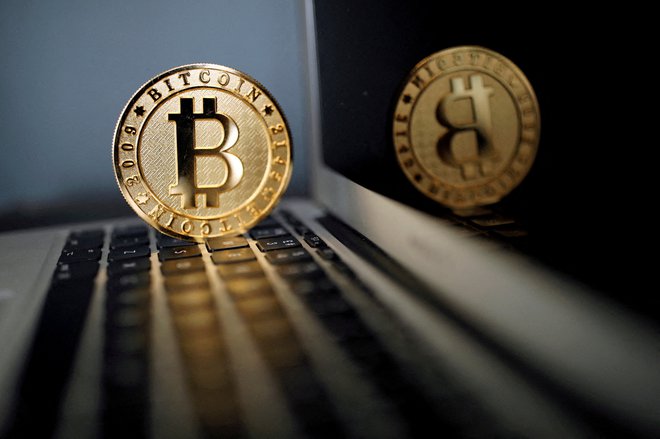 Bitcoin je dosegel 50.000 dolarjev, kar je ključni mejnik po dveh letih relativne stagnacije. FOTO: Benoit Tessier/Reuters