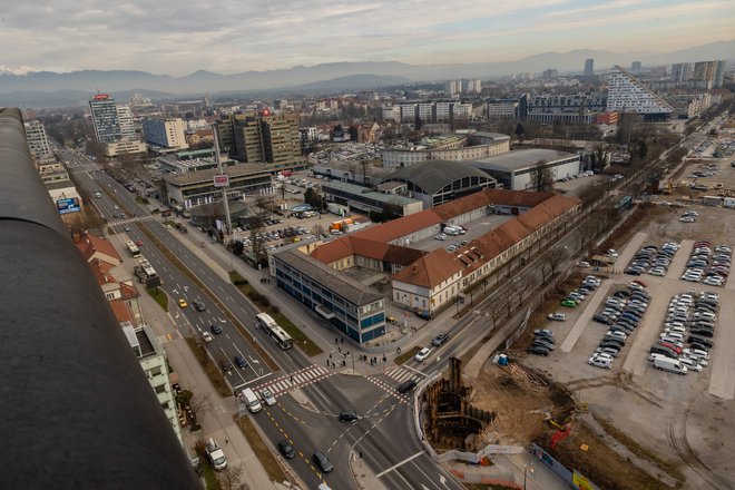 Po zaprtju začasnih makadamskih parkirišč bo parkiranje še vedno mogoče na območju Gospodarskega razstavišča in v okolici. FOTO: Črt Piksi/Delo