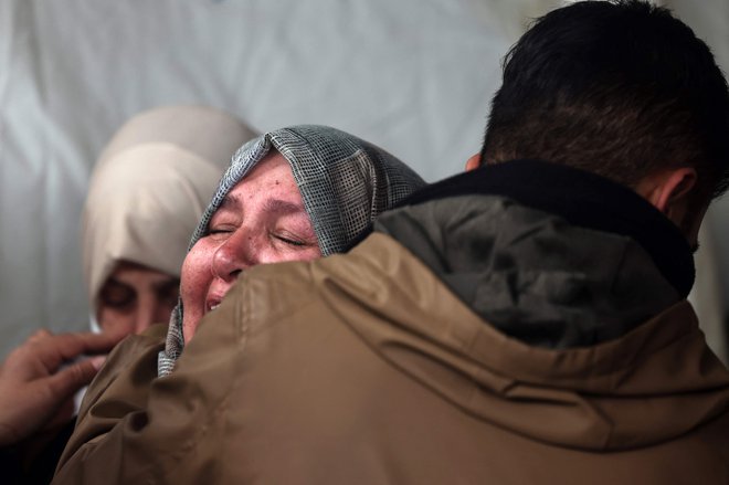 Ljudje se ob molitvah vsak večer poslavljajo drug od drugega – če morda ne bi dočakali jutrišnjega dne. FOTO: Mohammed Abed/AFP