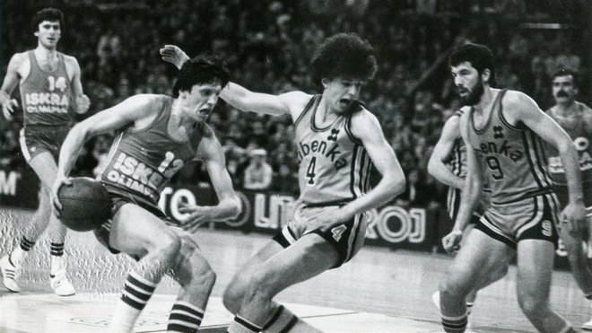 Peter Vilfan se bori proti še eni legendi košarke, mlademu Draženu Petroviću. Foto TVS