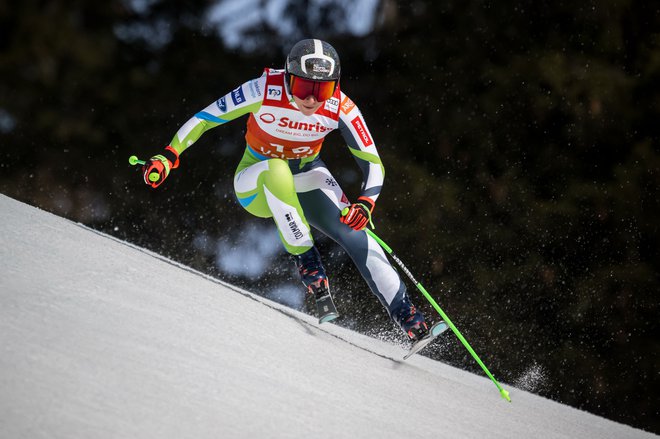 Najboljša slovenska alpska smučarka je v smuku v Crans Montani prišla do solidnega devetega mesta. FOTO: Fabrice Coffrini/AFP