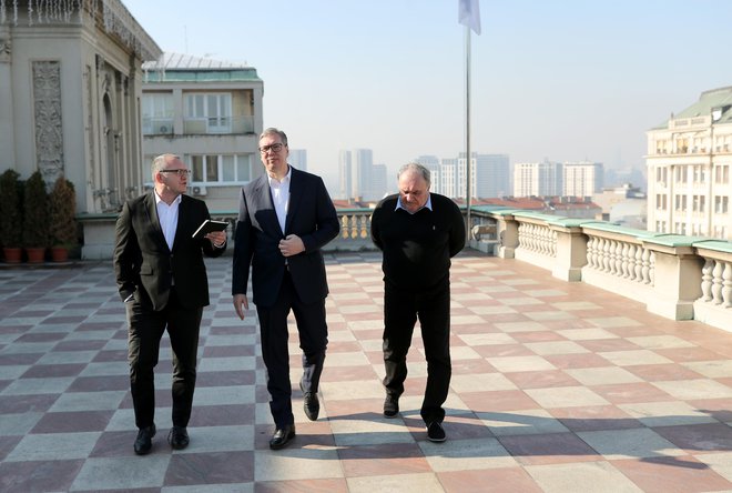 Med pogovorom nam je Aleksandar Vučić s strehe predsedniške palače ponosno razkazal nove stavbe in se pohvalil, kako veliko stavb v tem delu Beograda je bilo prenovljenih.  FOTO: Blaž Samec