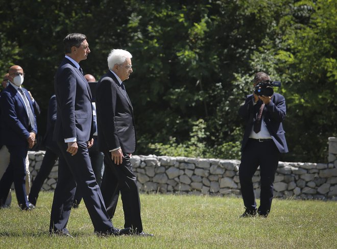 Od simbolne geste dveh predsednikov je ostalo samo eno – kesanje Slovenije pred fojbo. 

FOTO: Jože Suhadolnik/Delo