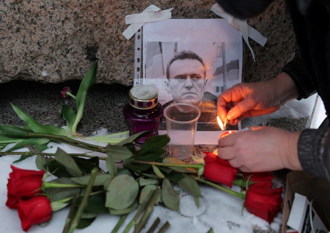 V Sankt Peterburgu so danes prižigali sveče za pokojnega Alekseja Navalnega. FOTO: Stringer/Reuters